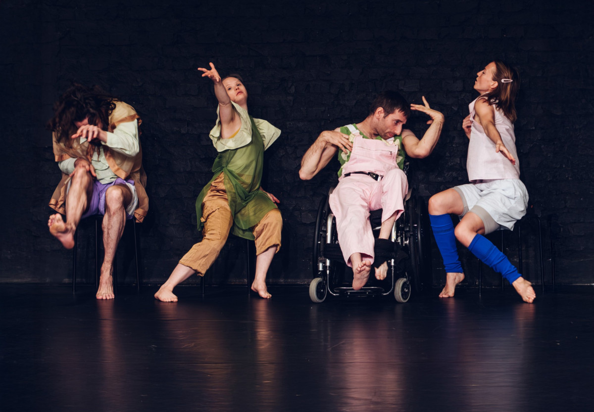 Orange ist nicht allein. Ein Tanztheaterstück von Neele Buchholz und Tomas Bünger